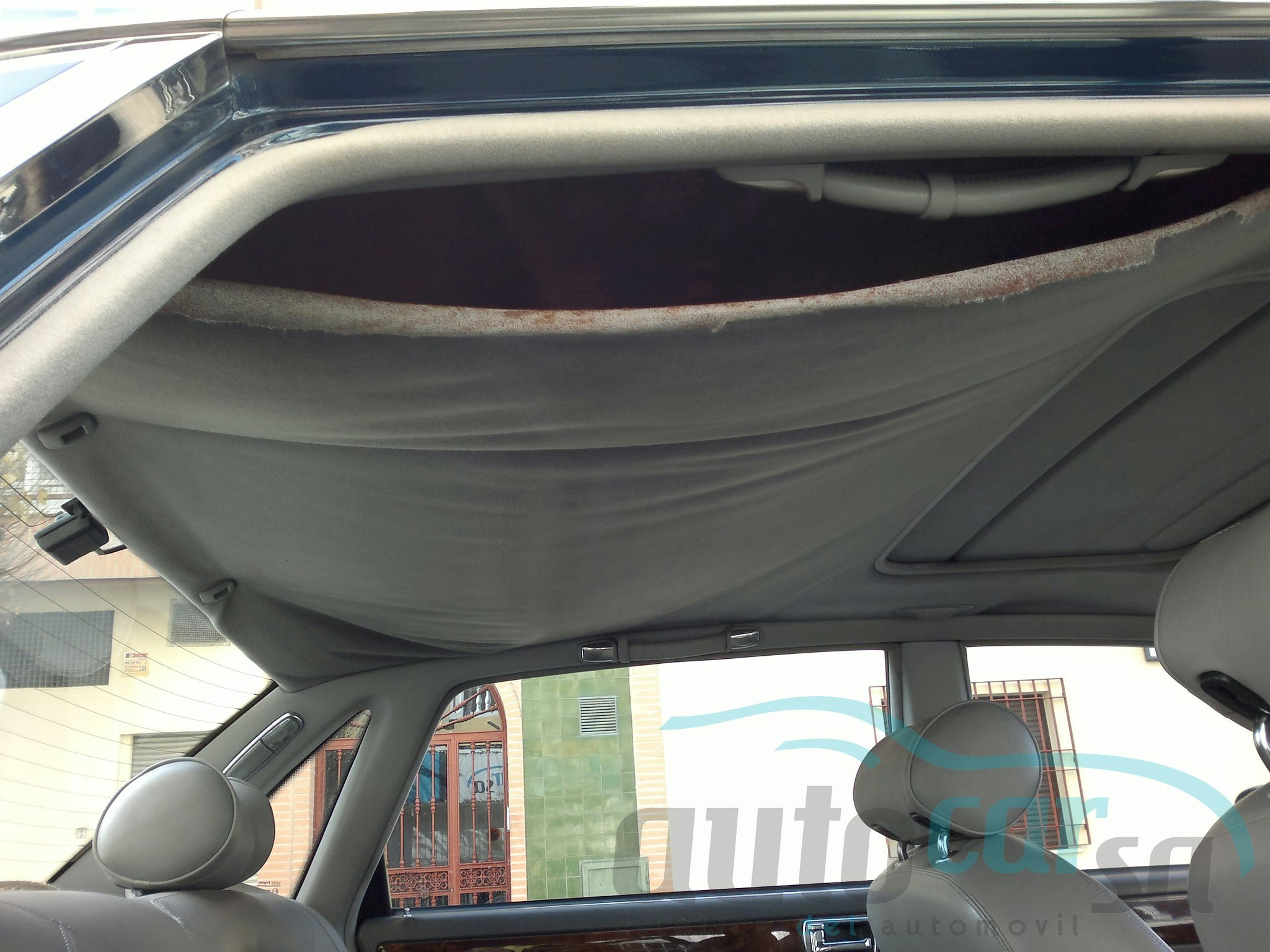 Cómo arreglar el techo del coche cuyo tapizado se ha descolgado